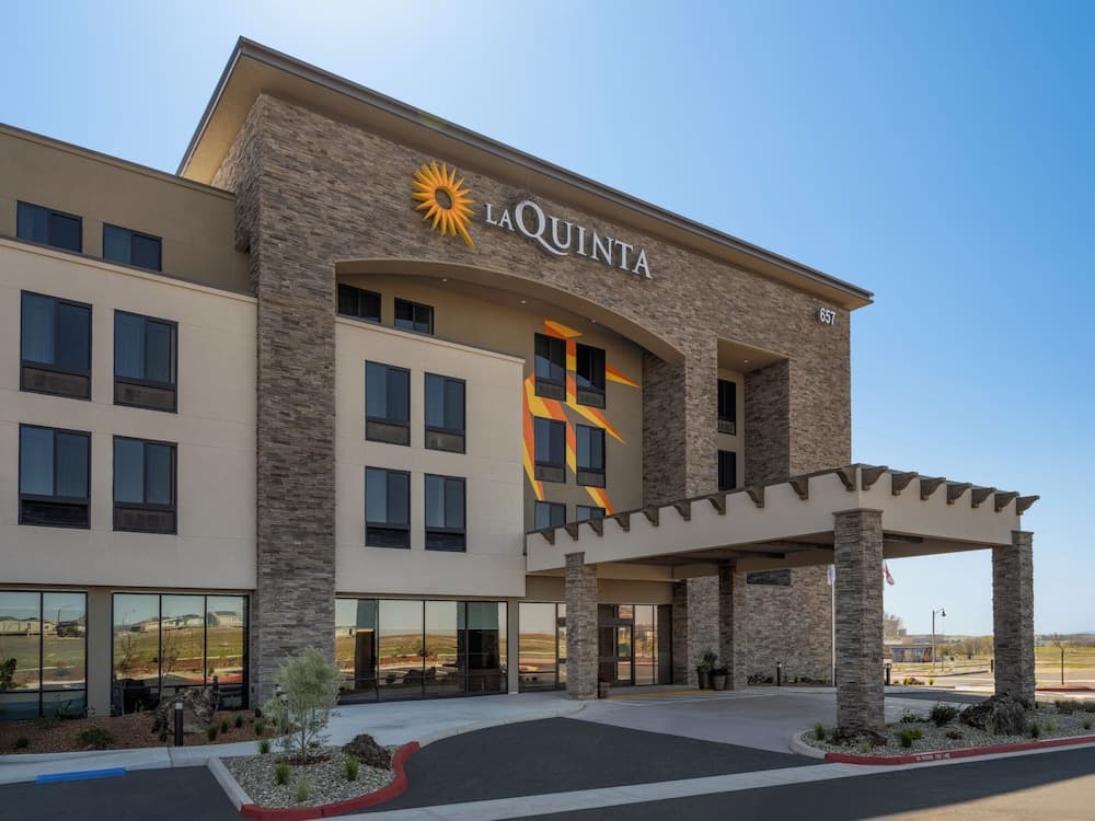 La Quinta Inn And Suites By Wyndham Lincoln interior in Lincoln, CA — gallery photo 2
