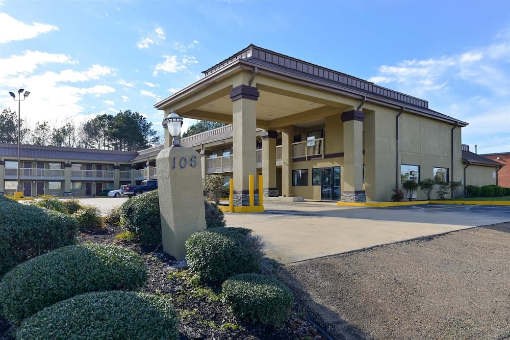 Days Inn & Suites by Wyndham Byram property views in Byram, MS — gallery photo 3