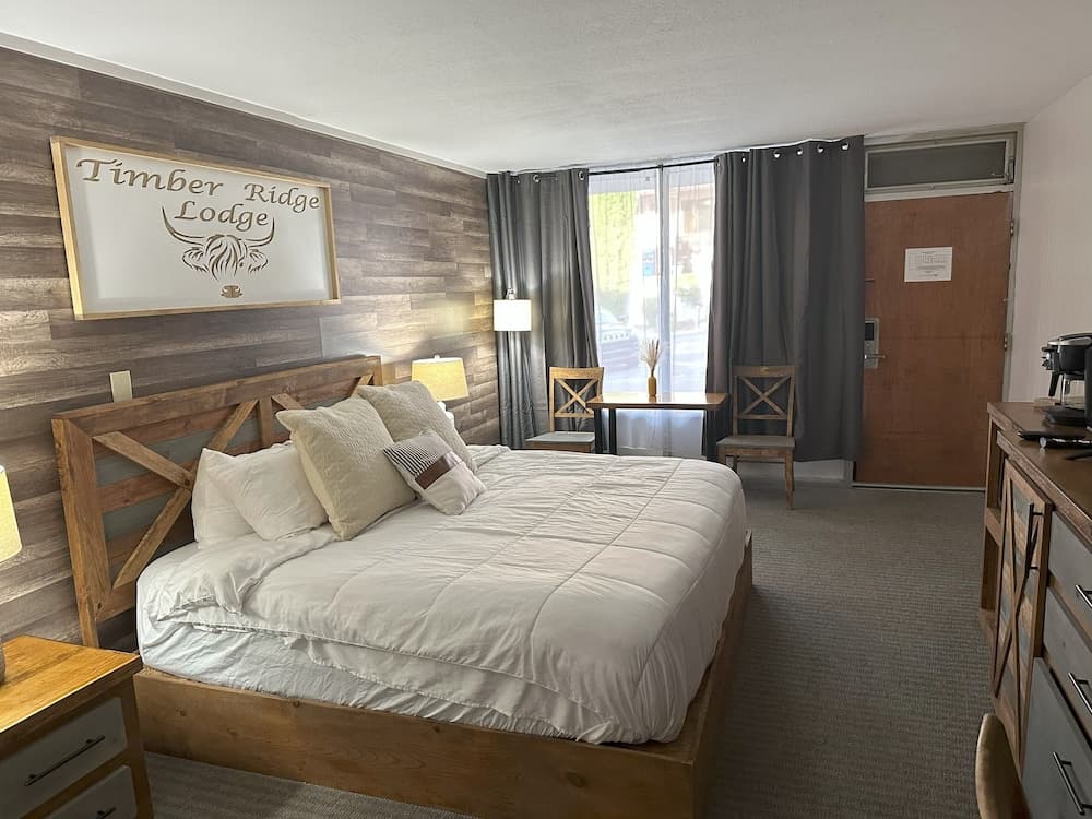 Timber Ridge Lodge - Walking Distance from Downtown Gatlinburg property views in Gatlinburg, TN — gallery photo 3