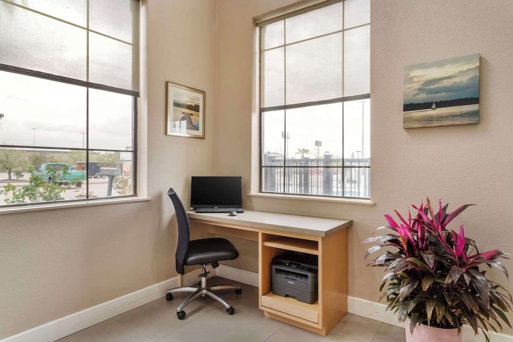 Comfort Suites Shenandoah-The Woodlands gallery photo in The Woodlands, TX — image 24