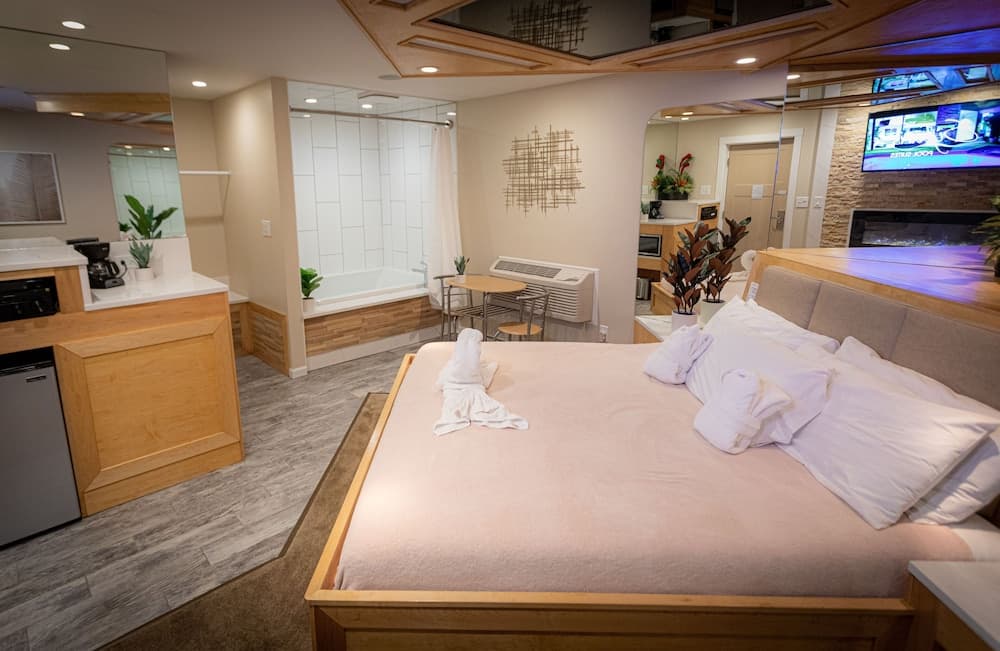 Sybaris Pool Suites interior in Downers Grove, IL — gallery photo 2