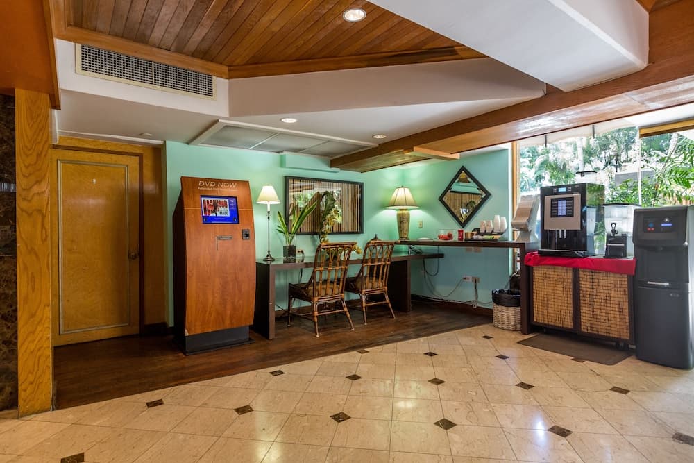 Castle Bamboo Waikīkī Hotel interior in Honolulu, HI — gallery photo 2
