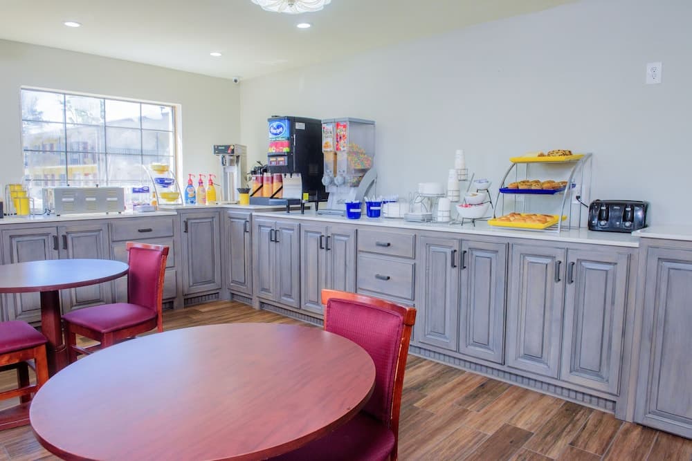 Days Inn & Suites by Wyndham Athens Alabama property views in Athens, AL — gallery photo 3