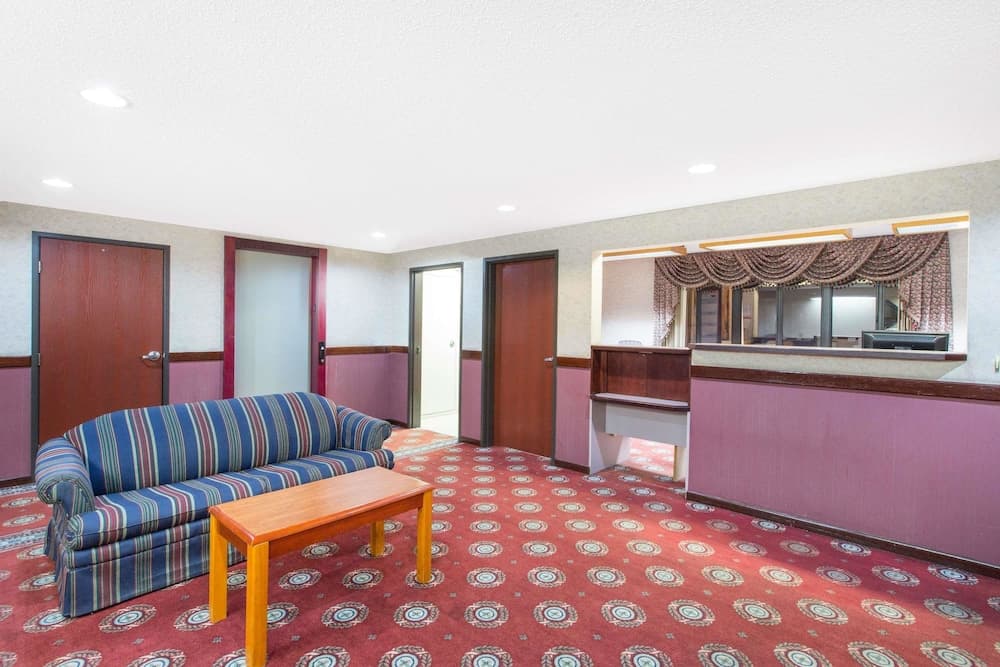 Days Inn by Wyndham Effingham interior in Effingham, IL — gallery photo 2