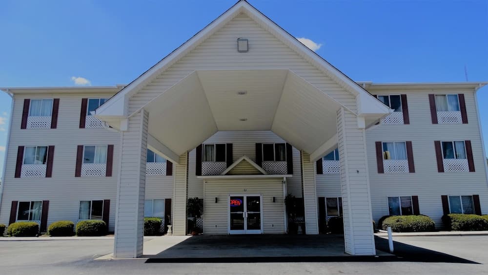 Oak Tree Inn & Suites interior in Claxton, GA — gallery photo 2