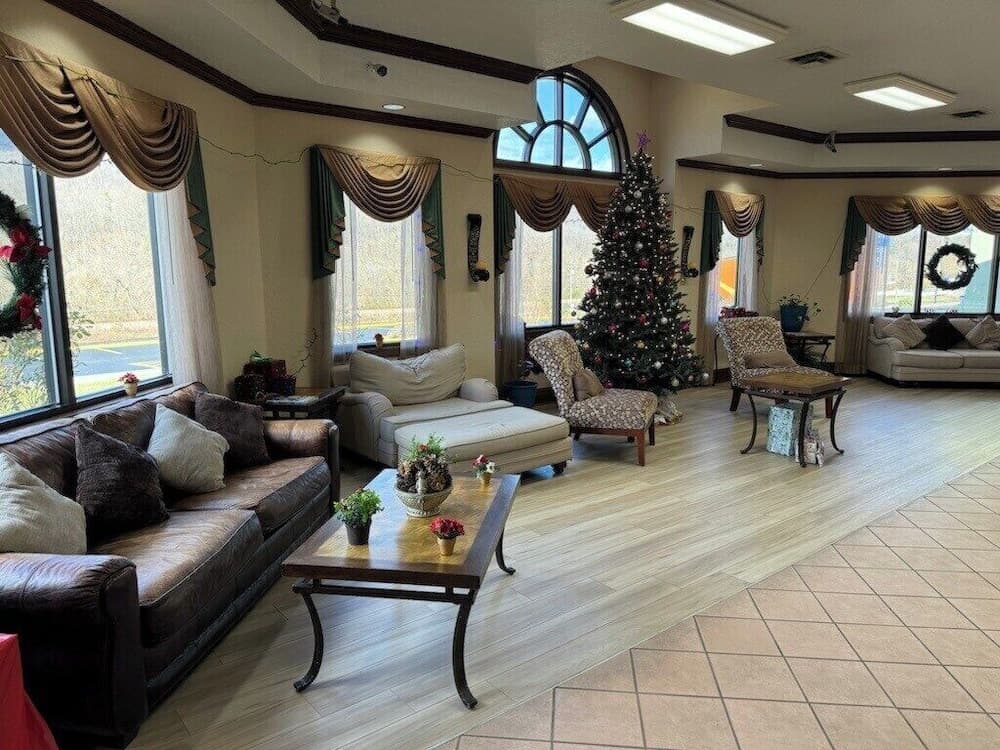 OYO Hotel Harriman near I-40 interior in Harriman, TN — gallery photo 2