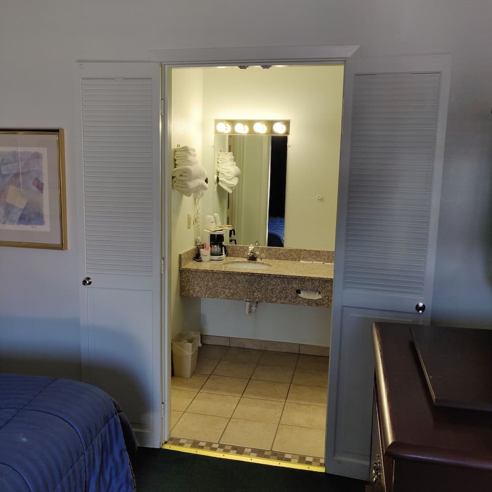 Travel Inn Delaware property views in Delaware, OH — gallery photo 3