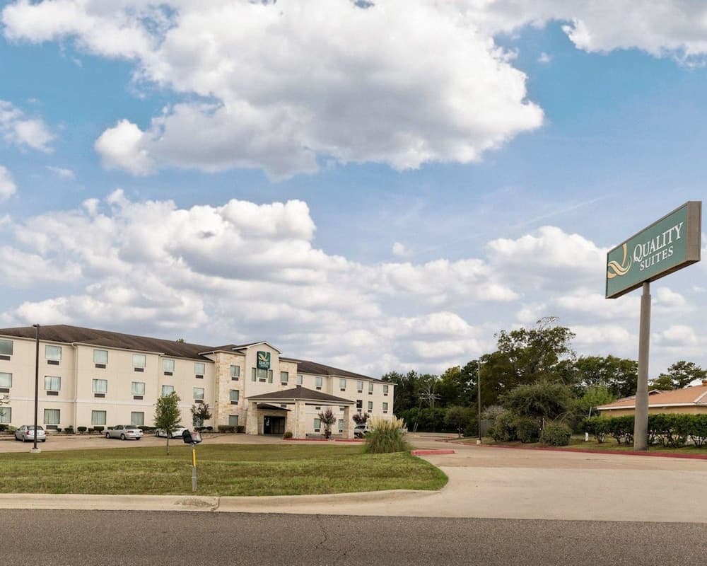 Quality Suites Huntsville Near University featured exterior or lobby in Huntsville, TX — similar hotel