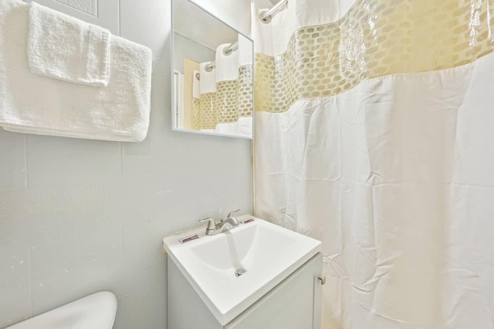 Flint Motel by OYO MI Near I-475 gallery photo in Flint, MI — image 17