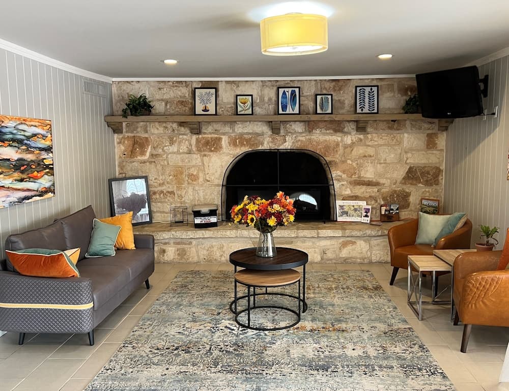 Sunday House Inn and Suites property views in Fredericksburg, TX — gallery photo 3