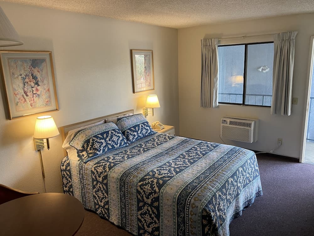 Circle Inn Motel interior in Jurupa Valley, CA — gallery photo 2