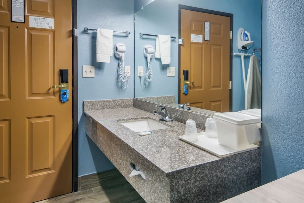 Rodeway Inn Carrollton I-35E gallery photo in Carrollton, TX — image 6