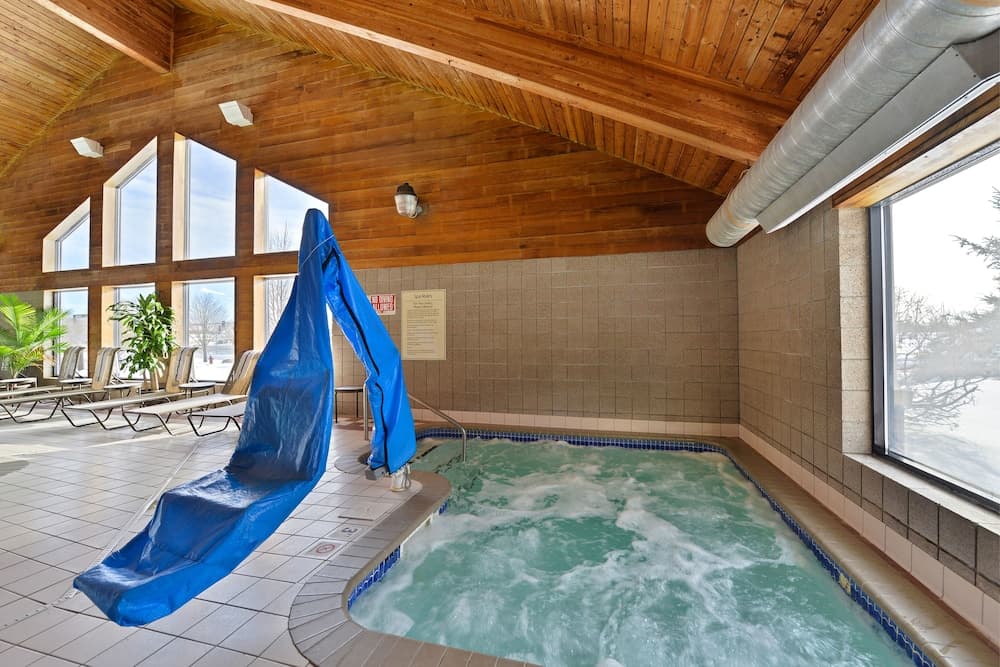Baymont by Wyndham Brooklyn Center property views in Brooklyn Center, MN — gallery photo 3
