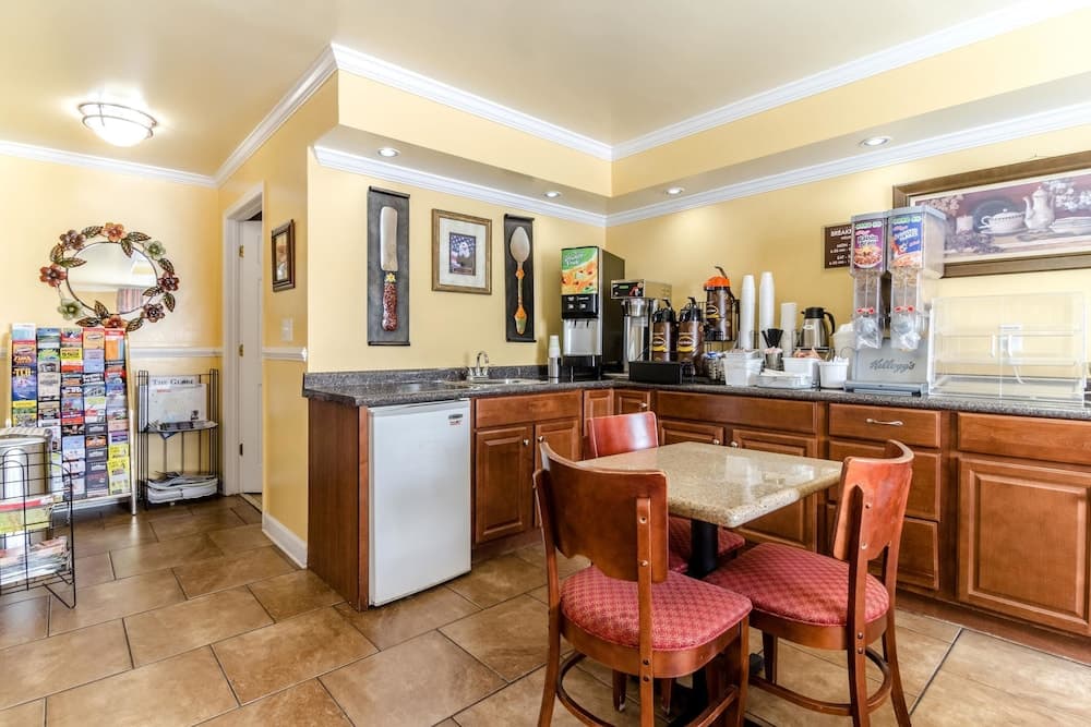 Rodeway Inn & Suites Jacksonville near Camp Lejeune interior in Jacksonville, NC — gallery photo 2