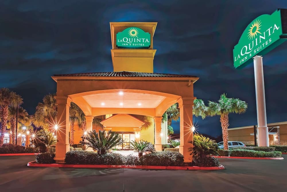 La Quinta Inn & Suites by Wyndham Beaumont West interior in Beaumont, TX — gallery photo 2