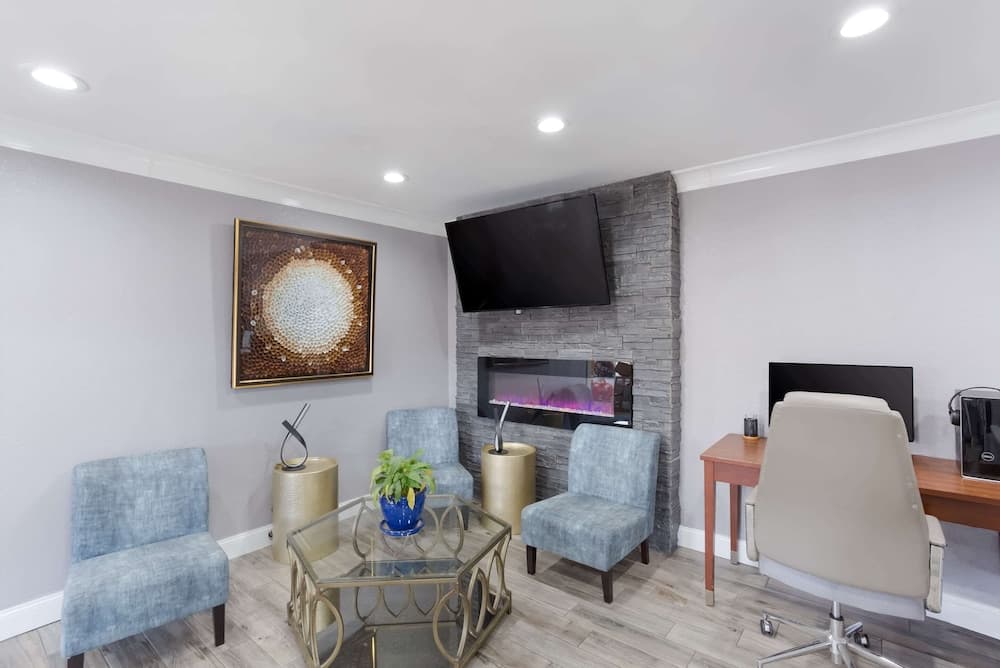 Quality Inn Redding near I-5 property views in Redding, CA — gallery photo 3