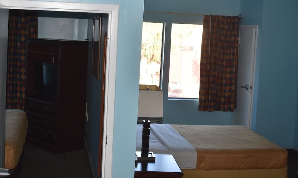 GUEST COTTAGES & SUITES interior in Brunswick, GA — gallery photo 2