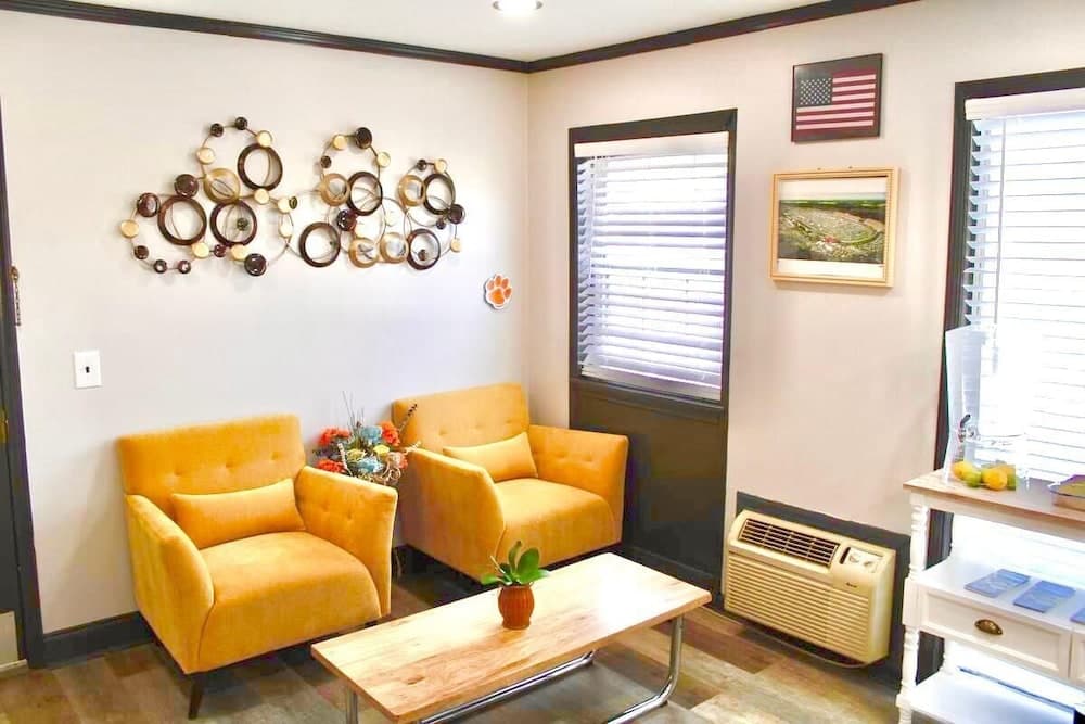 Raceway Inn interior in Darlington, SC — gallery photo 2