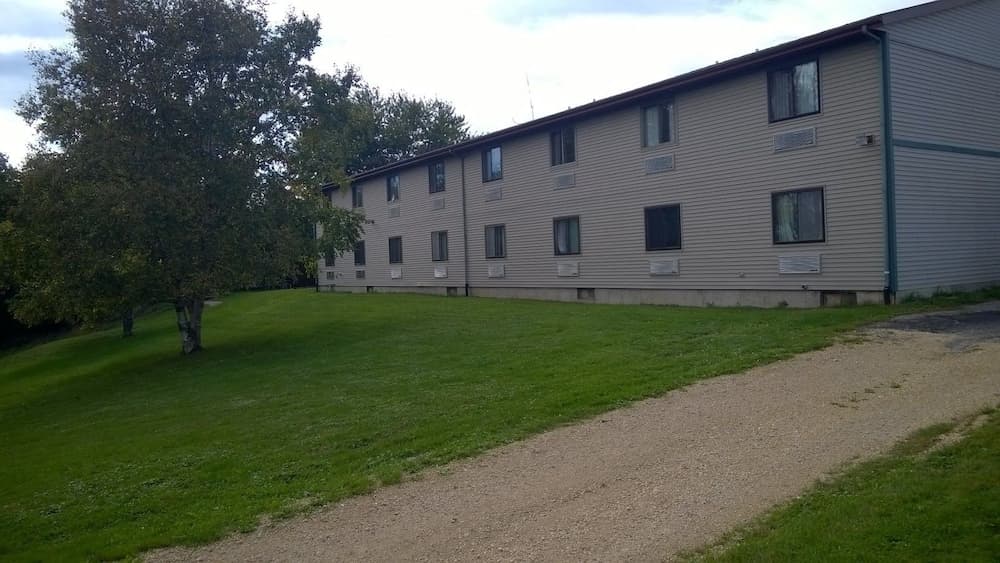 The Travelers Inn featured exterior or lobby in Mineral Point, WI — similar hotel
