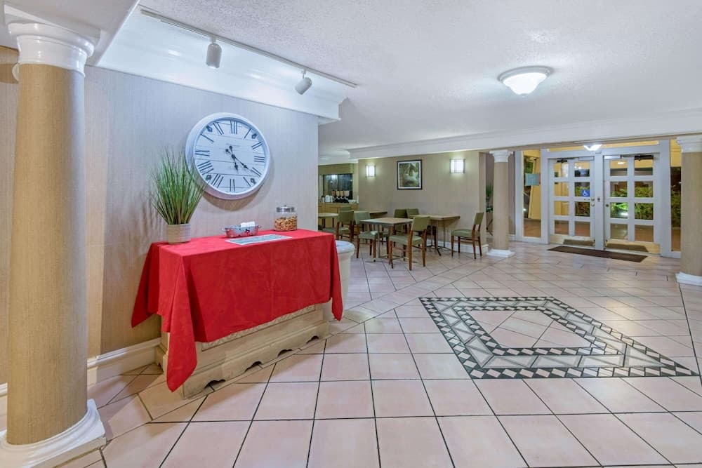 Townhouse Garden Inn & Suites San Antonio I 35 property views in San Antonio, TX — gallery photo 3