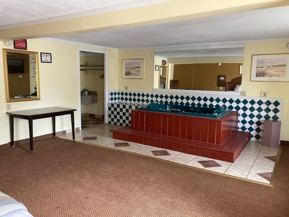 Rodeway Inn & Suites Saginaw I-675 gallery photo in Saginaw, MI — image 22