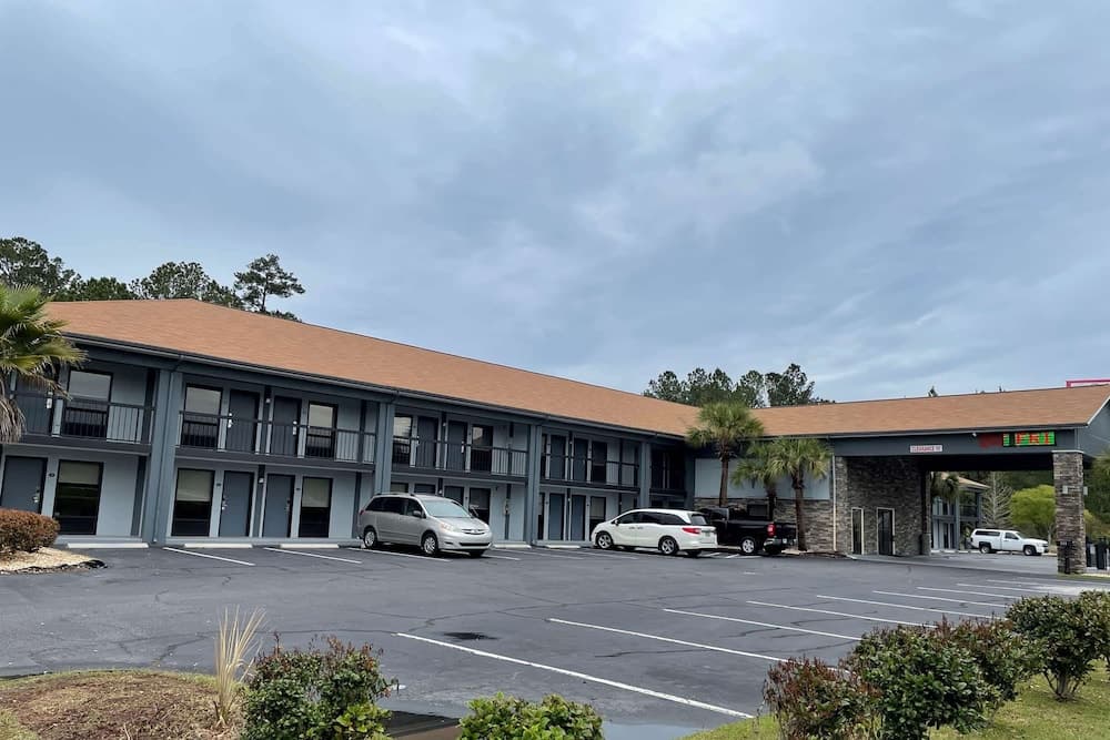 Baymont by Wyndham Ridgeland I-95 featured exterior or lobby in Ridgeland, SC — similar hotel
