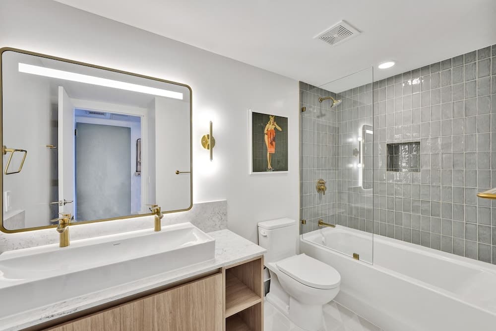 Downtown Studio w City Views interior in Miami, FL — gallery photo 2