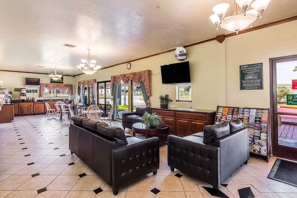Budget Inn interior in Santa Fe Springs, CA — gallery photo 2