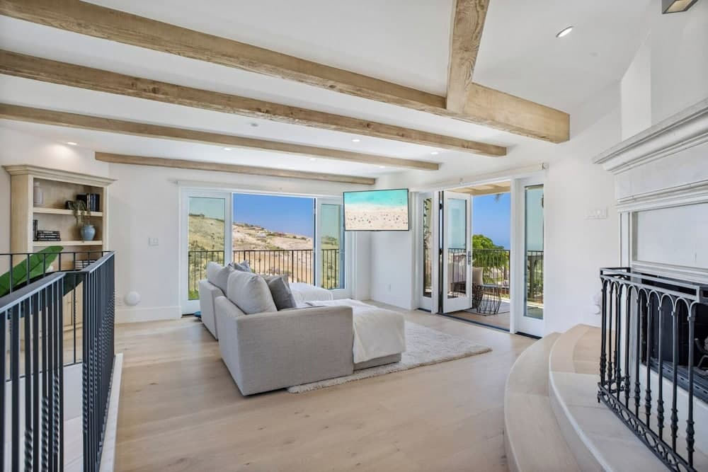 Pacific Paradise interior in Malibu, CA — gallery photo 2