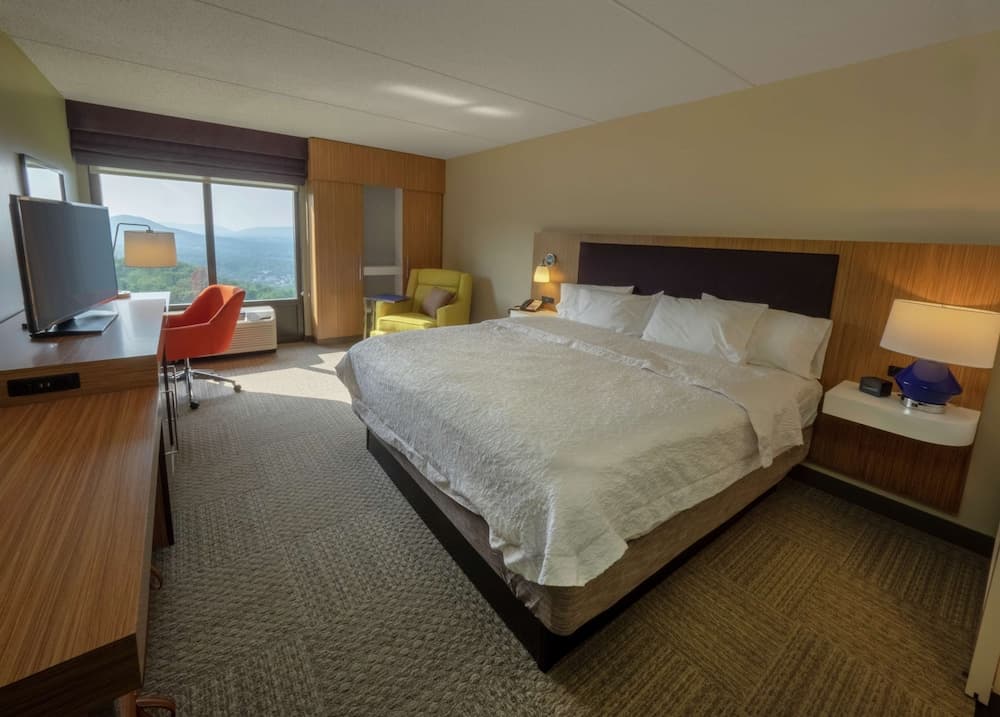 Hampton Inn Hazleton interior in Sugarloaf, PA — gallery photo 2