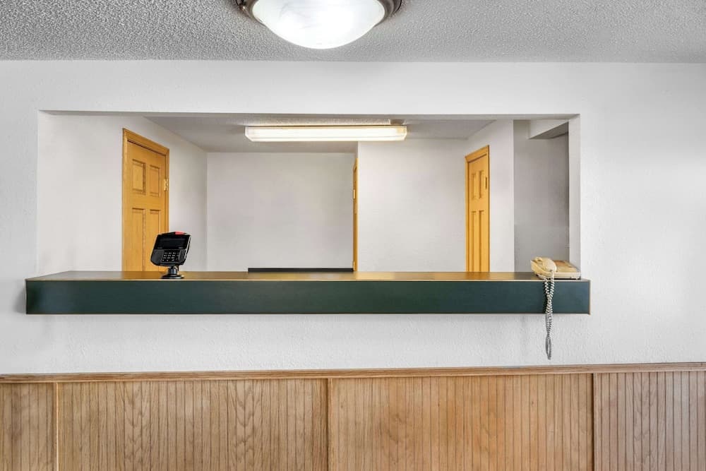 Econo Lodge Miles City I-94 interior in Miles City, MT — gallery photo 2