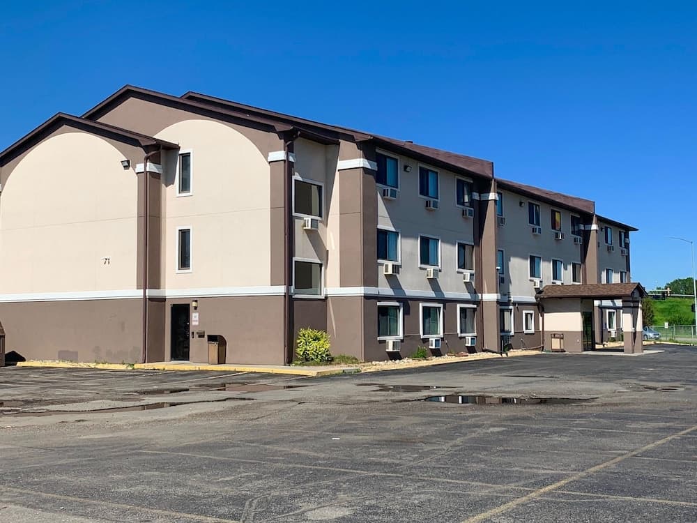 Boarders Inn & Suites by Cobblestone Hotels - Waterloo/Cedar Falls gallery photo in Waterloo, IA — image 4