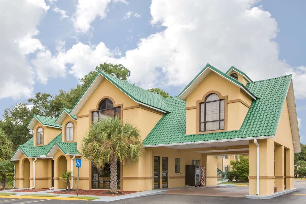 Howard Johnson by Wyndham Dothan featured exterior or lobby in Dothan, AL — similar hotel