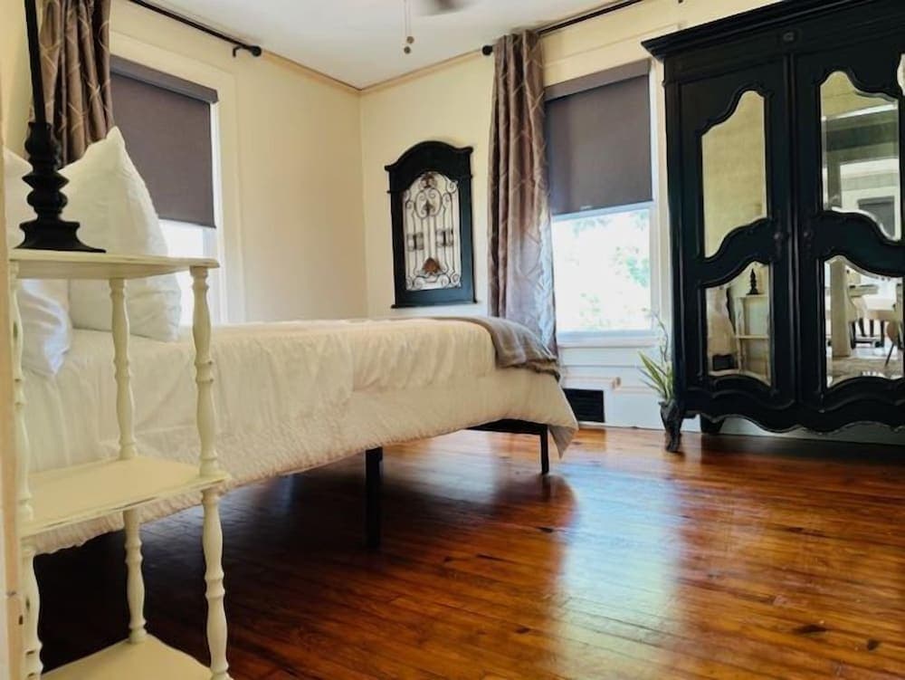 Bonaparte Castle interior in Salisbury, NC — gallery photo 2