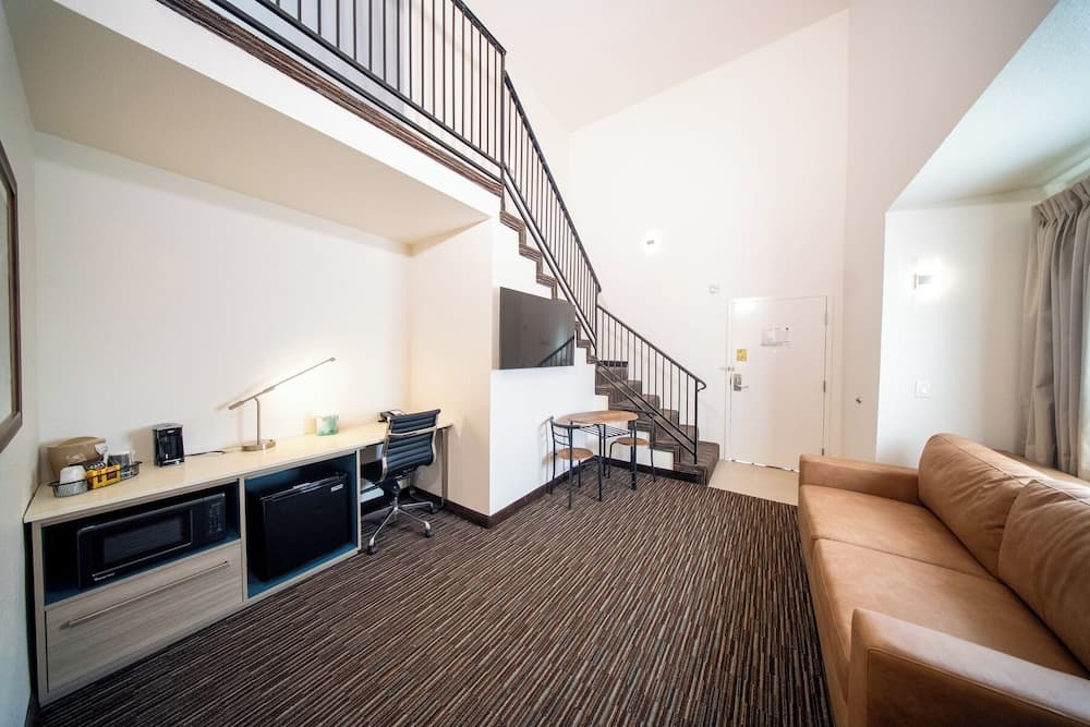 Lemon Heights Inn interior in Tustin, CA — gallery photo 2