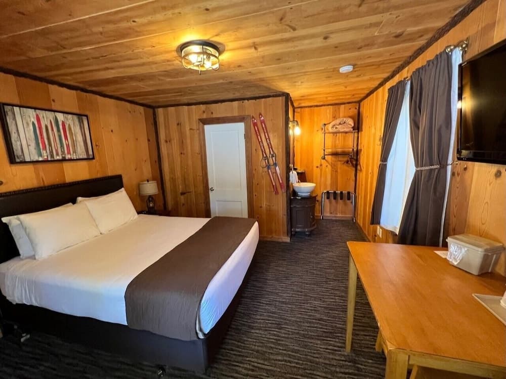 Shasta Inn property views in Mount Shasta, CA — gallery photo 3