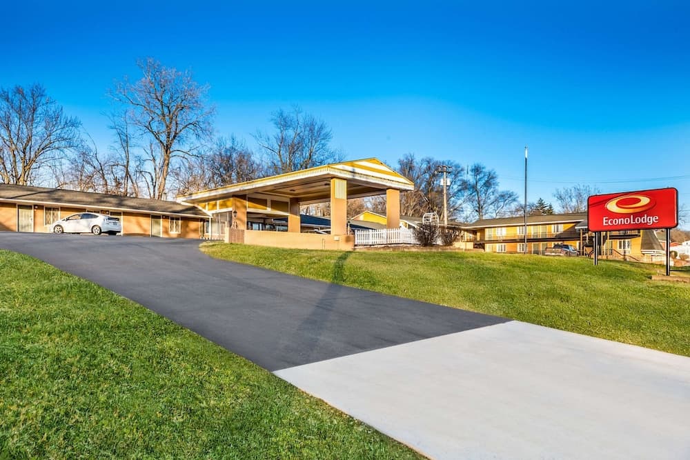 Econo Lodge Oskaloosa featured exterior or lobby in Oskaloosa, IA — similar hotel