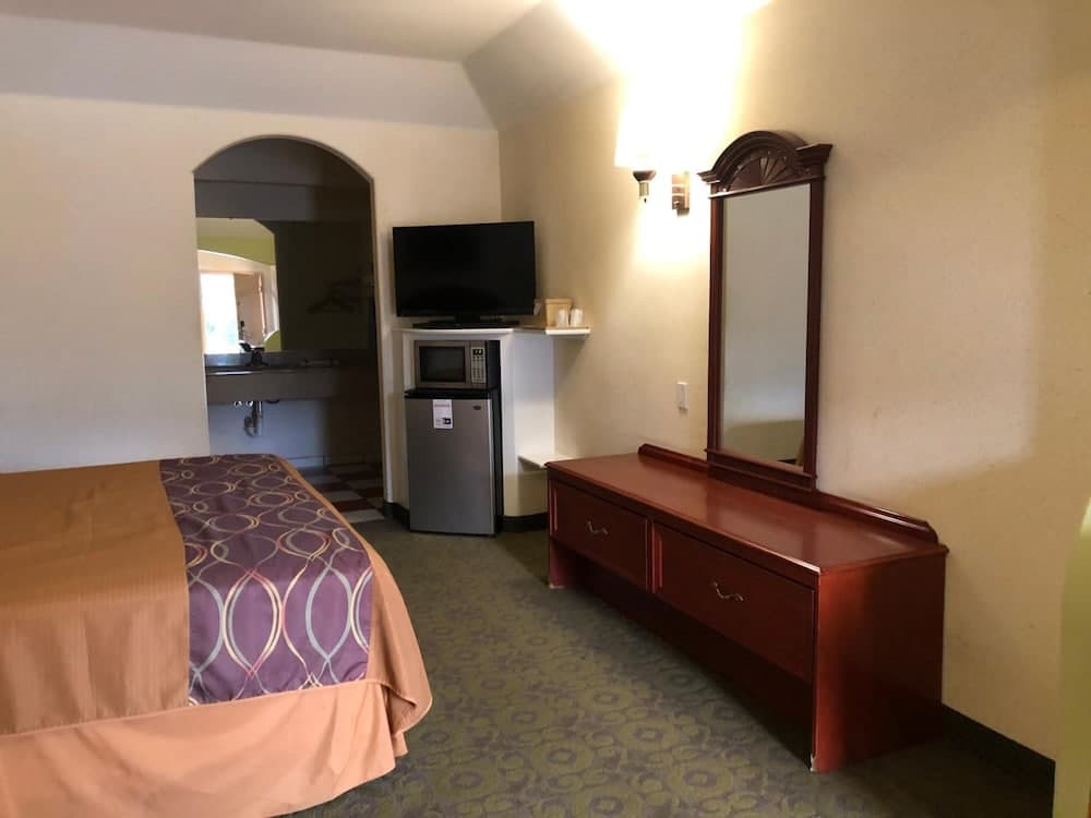 Executive Inn And Suites interior in Porter, TX — gallery photo 2