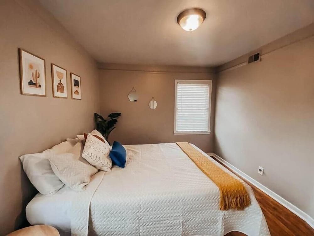 The Burrow-Cozy 3 BDRM HM - Free Parking property views in Waxahachie, TX — gallery photo 3