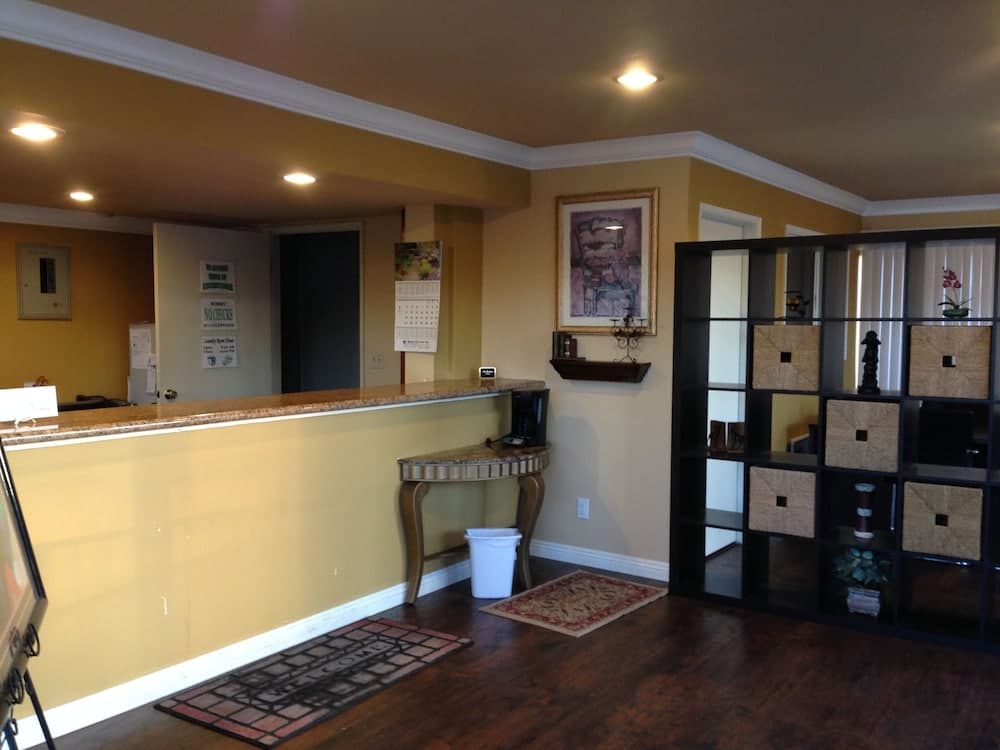 Fullerton Inn - Near Medieval Times interior in Fullerton, CA — gallery photo 2
