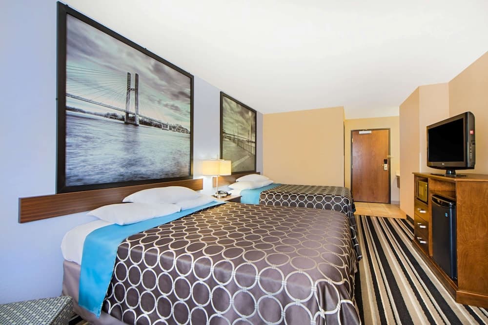 Super 8 by Wyndham Fairfield interior in Fairfield, IA — gallery photo 2