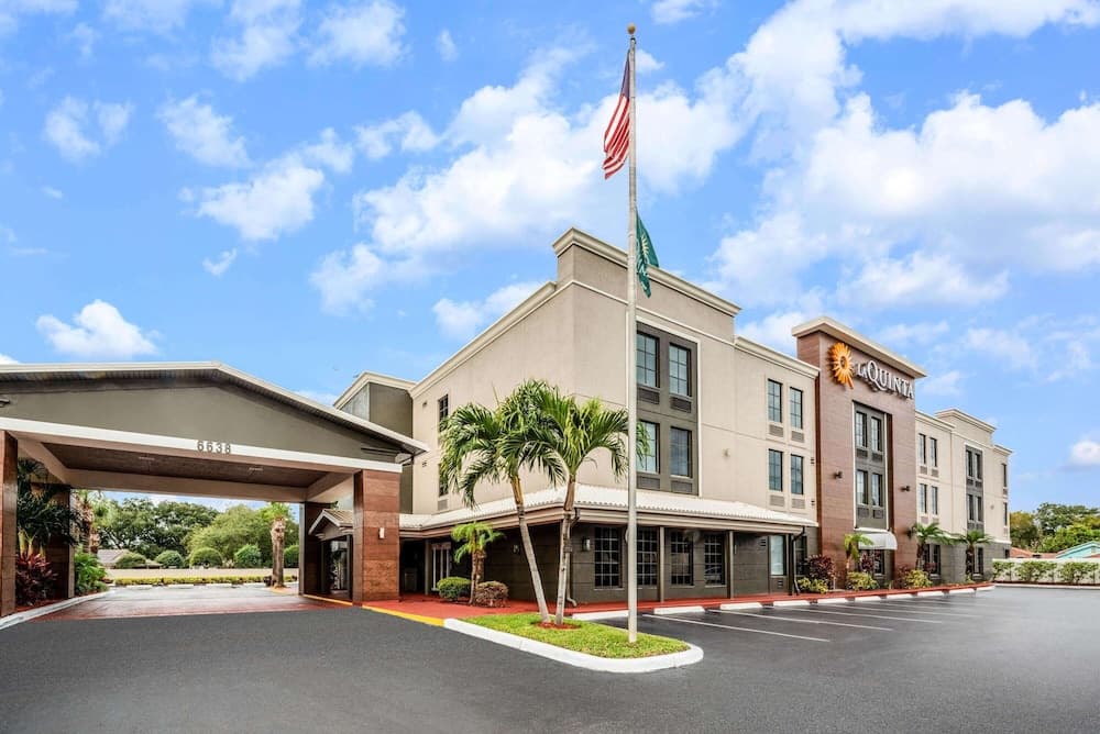 La Quinta Inn & Suites by Wyndham St. Petersburg Northeast — hotel in St. Petersburg, Florida