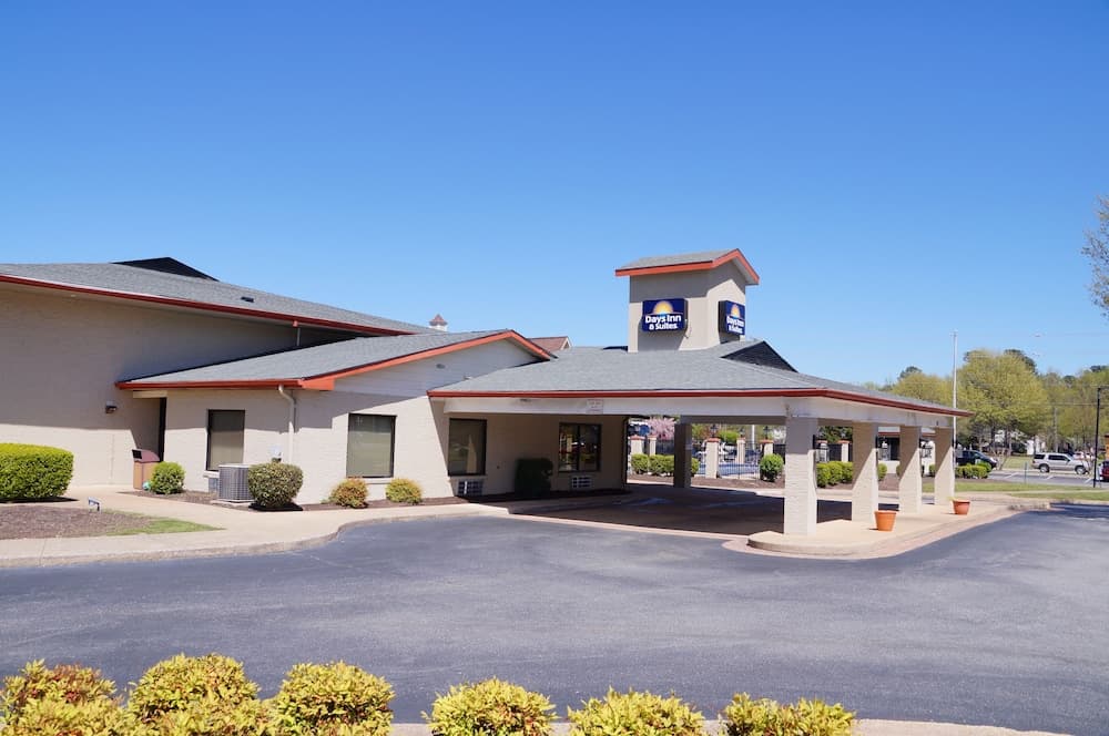 Days Inn & Suites by Wyndham Williamsburg Colonial featured exterior or lobby in Williamsburg, VA — similar hotel