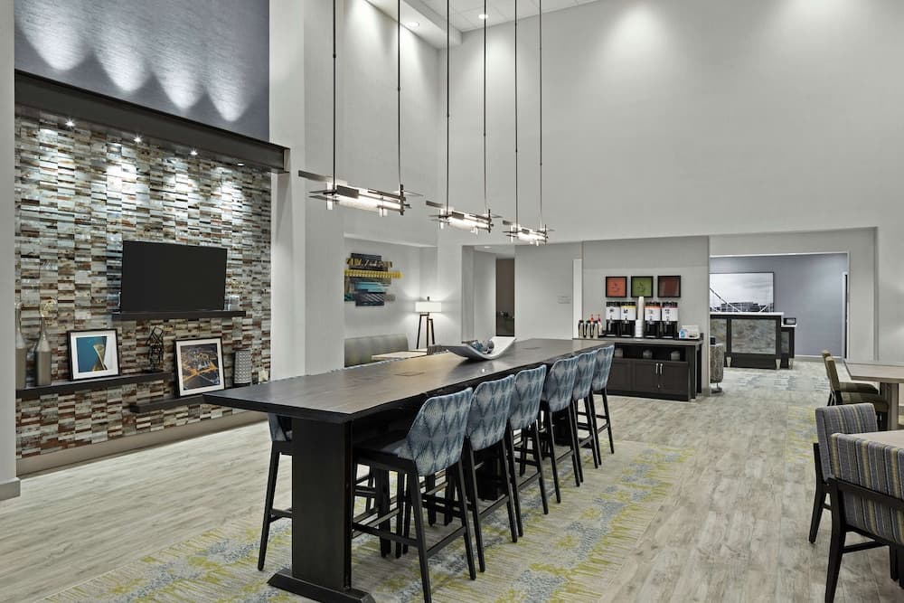 Hampton Inn & Suites Cranberry Pittsburgh interior in Cranberry Township — gallery photo 2