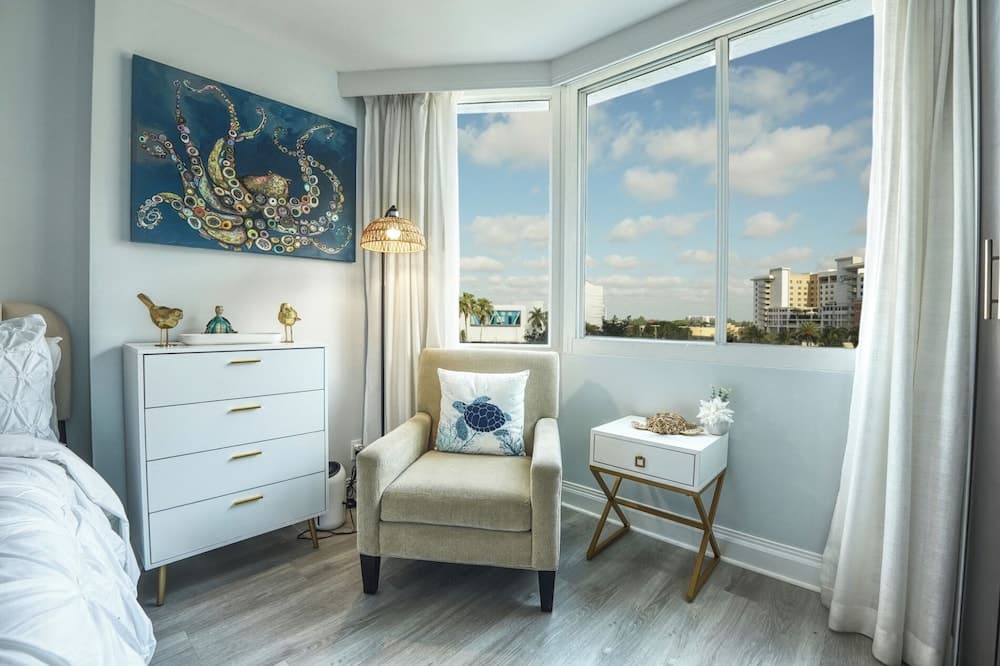 Turtle Cove interior in Fort Lauderdale, FL — gallery photo 2