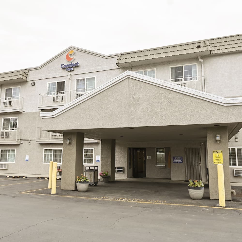 Comfort Inn Yreka I-5 property views in Yreka, CA — gallery photo 3