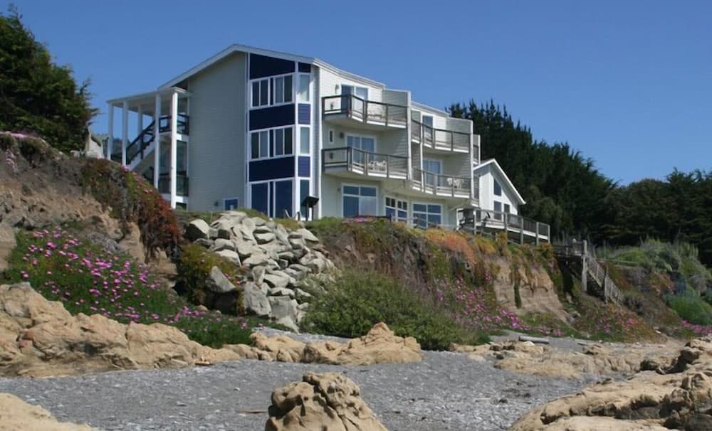 Oceanfront Inn at Shelter Cove featured exterior or lobby in Shelter Cove, CA — similar hotel