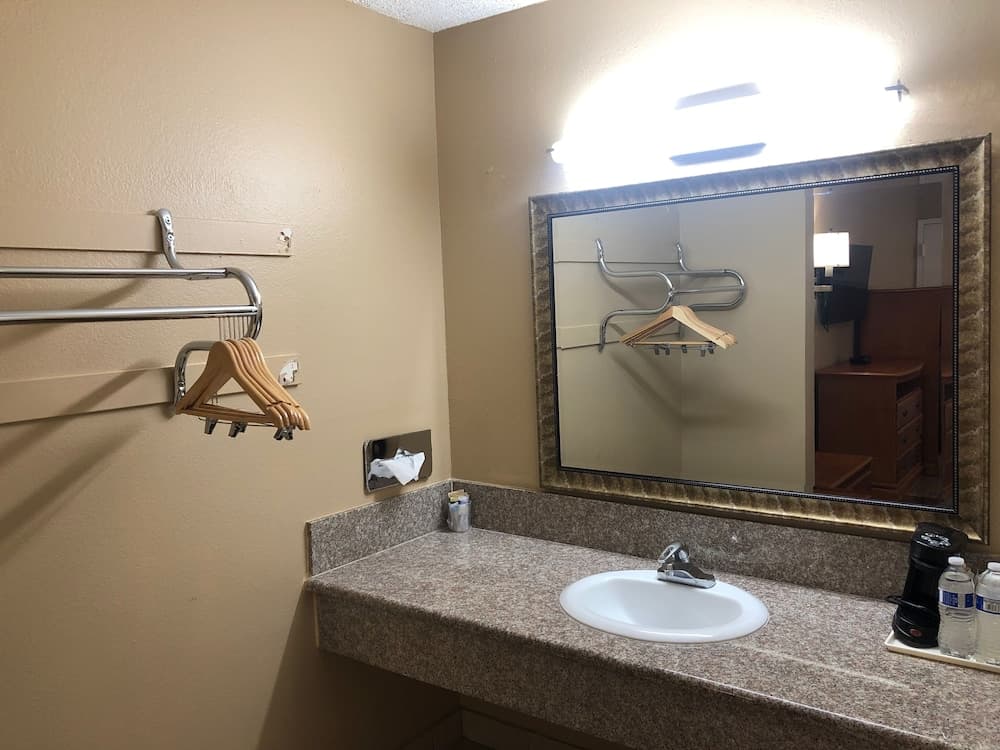 Orange Tustin Inn interior in Orange, CA — gallery photo 2