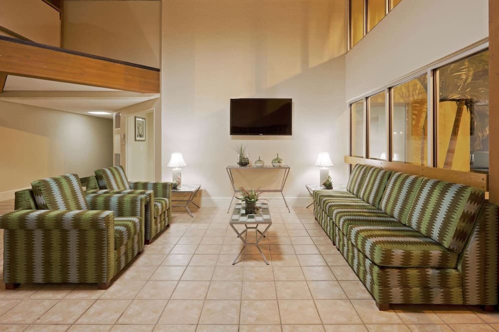 La Quinta Inn & Suites by Wyndham St. Pete-Clearwater Airpt interior in Clearwater, FL — gallery photo 2