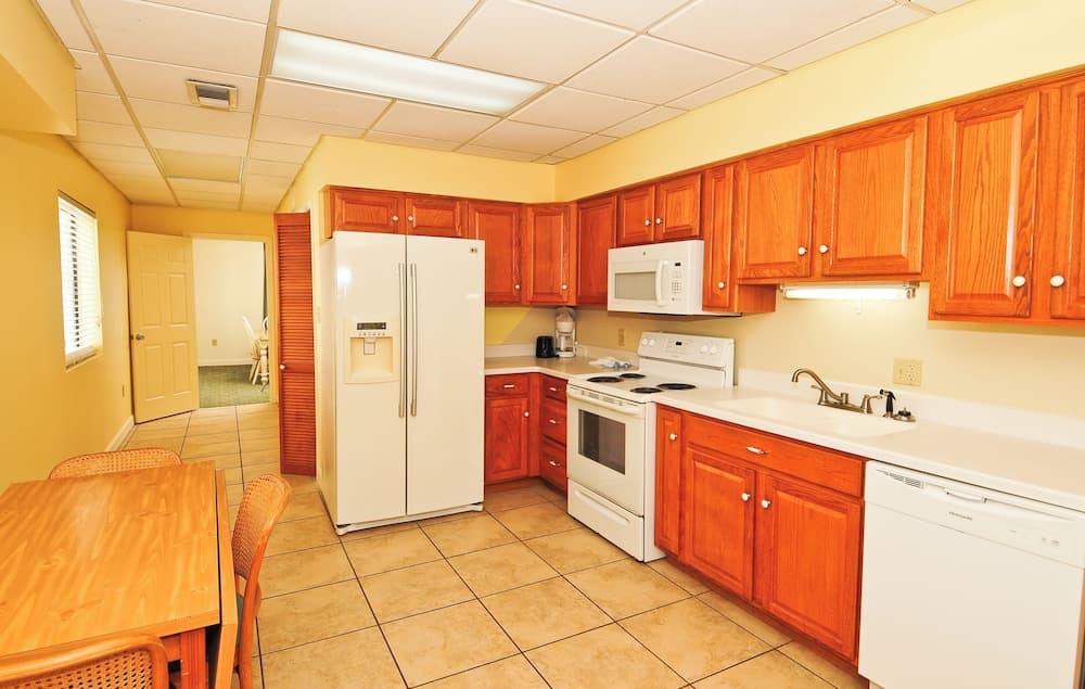 Holiday Sands South interior in Myrtle Beach, SC — gallery photo 2